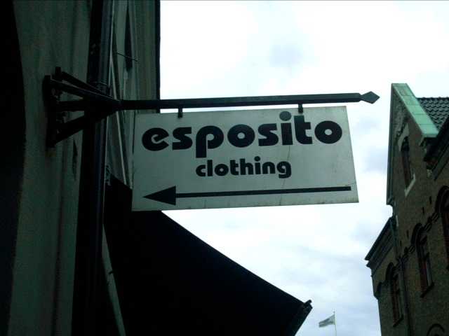 Photo d'un écriteau de magasin avec la mention "Esposito Clothing"
